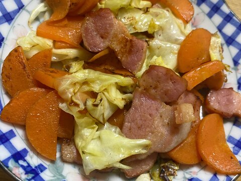 キャベツとにんじんとベーコンの野菜炒め